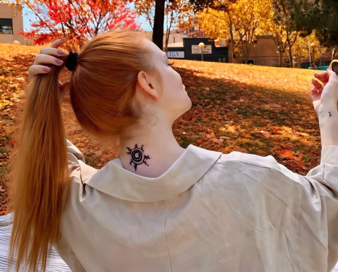 Paula mostrando un tatuaje inspirado en Naruto y un punto y coma en la muñeca